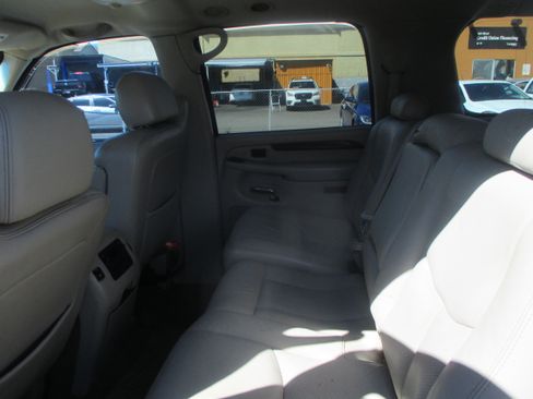 Used 2005 Cadillac Escalade ESV Premium image 8