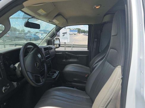 Used 2025 Chevrolet Express 3500 Extended RWD image 4