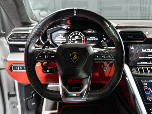 Used 2022 Lamborghini Urus AWD/4WD image 19