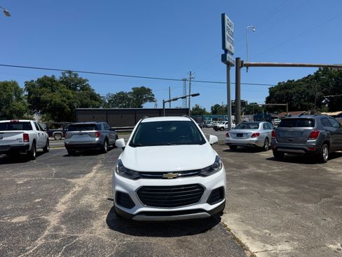 Used 2022 Chevrolet Trax FWD LT w/ 1LT image 2