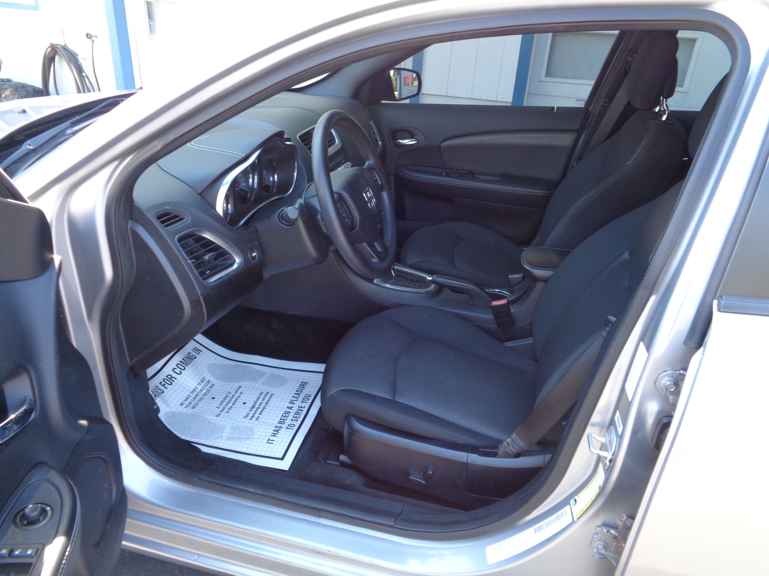 Used 2013 Dodge Avenger SE FWD image 4