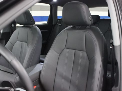 Used 2025 Audi Q6 e-tron Premium image 31