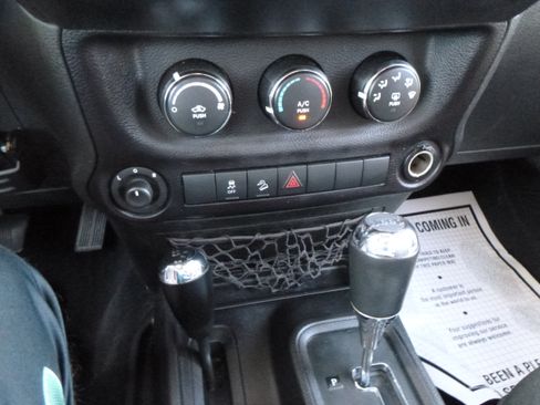 Used 2015 Jeep Wrangler 4WD Unlimited Sport image 20