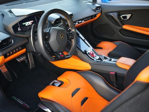 Used 2020 Lamborghini Huracan EVO image 9
