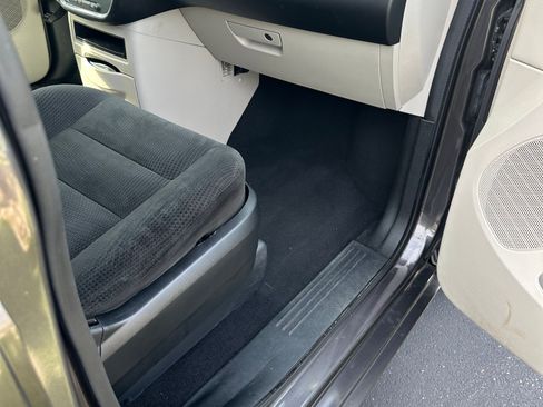 Used 2015 Dodge Grand Caravan SE image 7