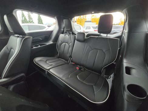 Used 2024 Chrysler Pacifica Select image 20