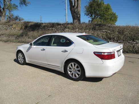 Used 2008 Lexus LS 460 Luxury image 2