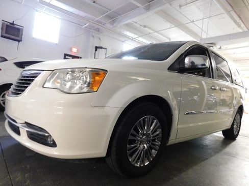 Used 2011 Chrysler Town & Country Limited image 8