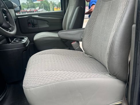 Used 2013 Chevrolet Express 2500 RWD image 22