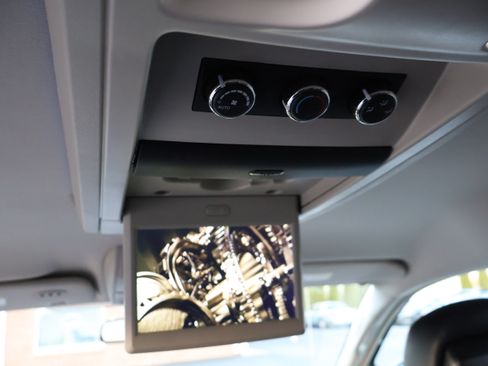 Used 2016 Chrysler Town & Country Touring image 19