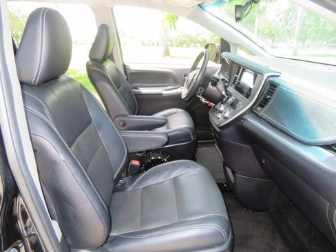 Used 2017 Toyota Sienna SE FWD image 33