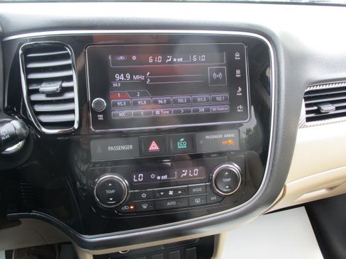 Used 2018 Mitsubishi Outlander 4WD SE image 30