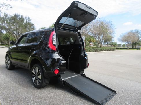 Used 2016 Kia Soul ! image 2