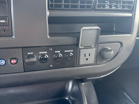 Used 2018 Chevrolet Express 2500 RWD image 16