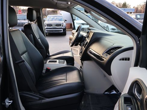 Used 2016 Chrysler Town & Country Touring image 15