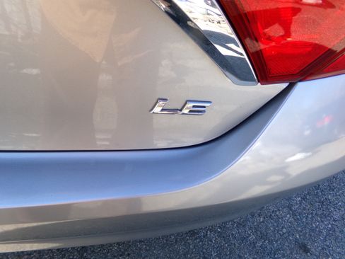 Used 2016 Toyota Camry LE image 9