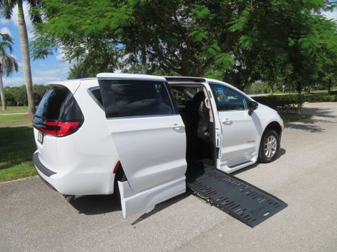Used 2024 Chrysler Pacifica Touring-L FWD image 20