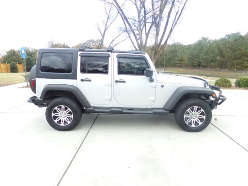 Used 2012 Jeep Wrangler Unlimited Sport image 6
