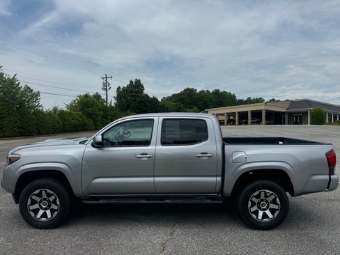 Used 2021 Toyota Tacoma SR5 AWD/4WD image 4