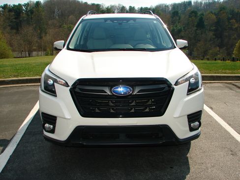 Used 2022 Subaru Forester Limited image 16