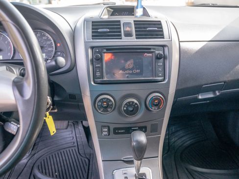 Used 2013 Toyota Corolla LE image 14