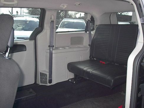 Used 2016 Dodge Grand Caravan SE image 17