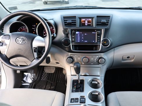 Used 2013 Toyota Highlander LE Plus image 18