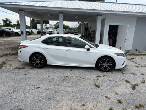 Used 2020 Toyota Camry SE Sedan 4D FWD image 5