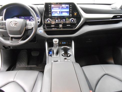 Used 2022 Toyota Highlander XLE image 9