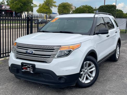 Used 2015 Ford Explorer XLT image 2