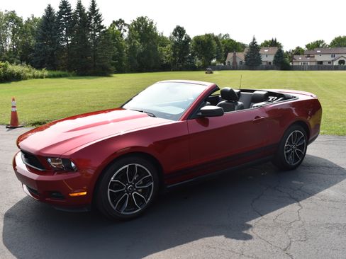 Used 2010 Ford Mustang Convertible RWD image 12