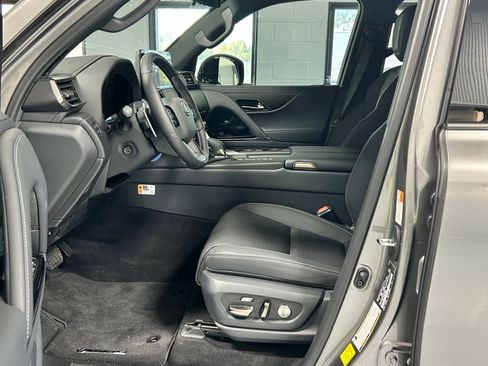 Used 2025 Lexus LX 700h Luxury image 2