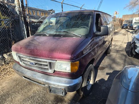 Used 2005 Ford E-150 and Econoline 150 XLT image 2