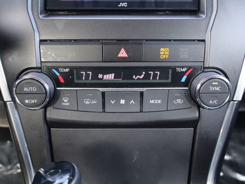 Used 2017 Toyota Camry XSE image 18