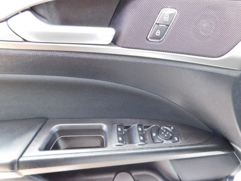 Used 2018 Ford Fusion SE image 11