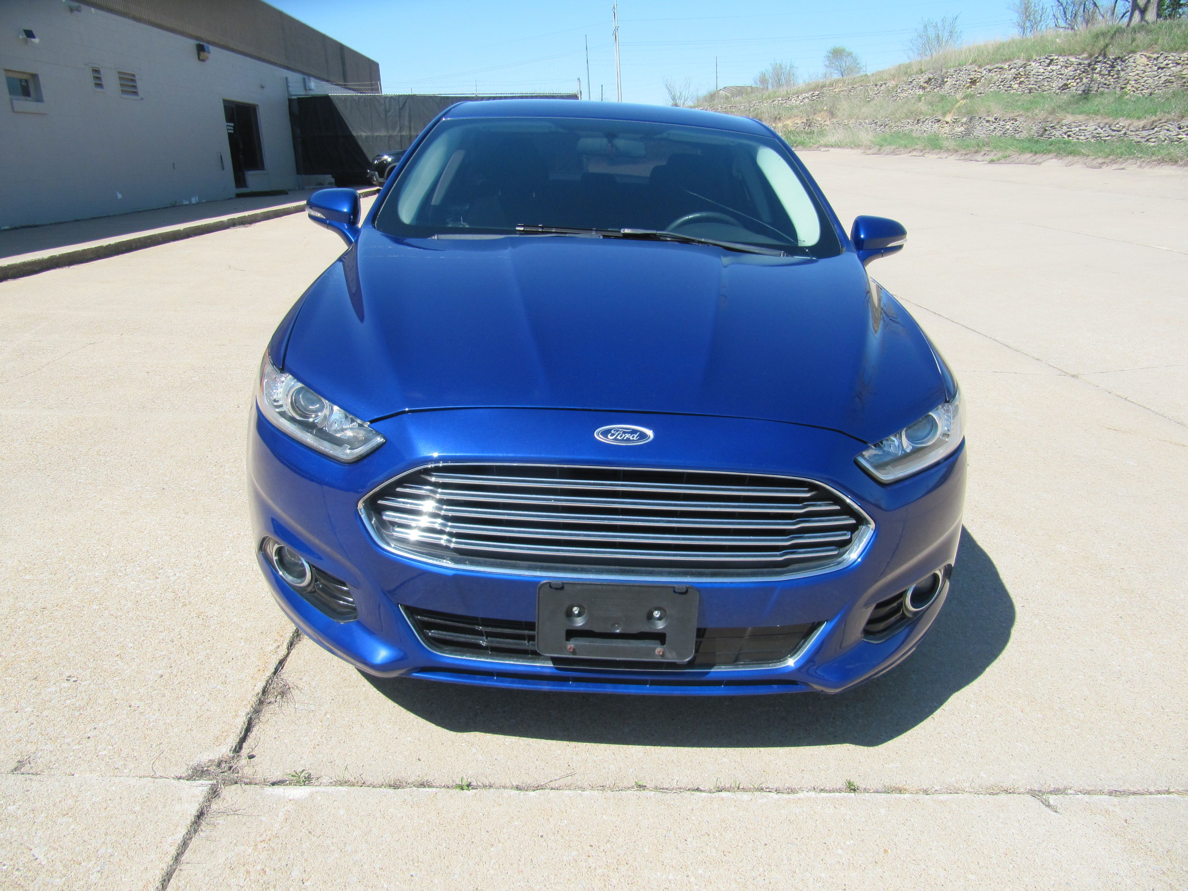 Used 2015 Ford Fusion SE FWD image 2