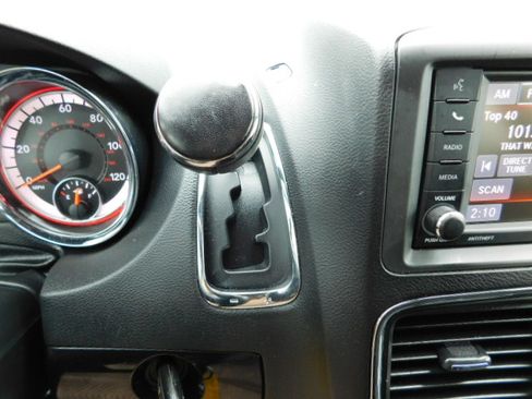 Used 2020 Dodge Grand Caravan SE image 16