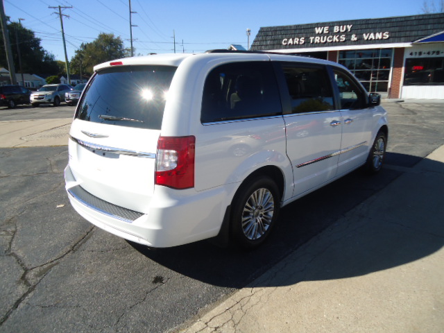Used 2015 Chrysler Town & Country Touring-L FWD image 8