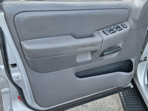 Used 2002 Ford Explorer XLT image 18