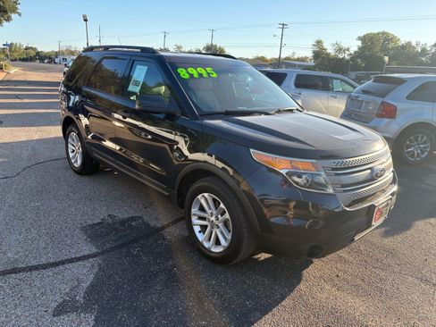 Used 2015 Ford Explorer XLT image 2