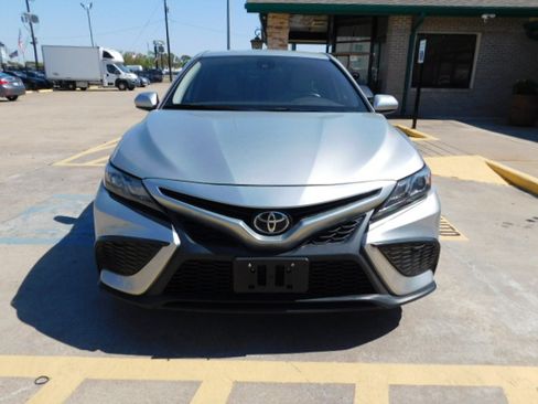 Used 2021 Toyota Camry SE image 3