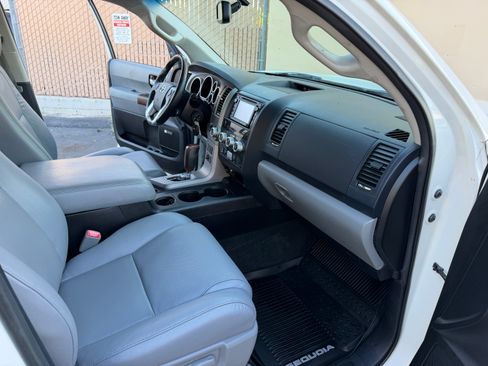 Used 2014 Toyota Sequoia Platinum image 25