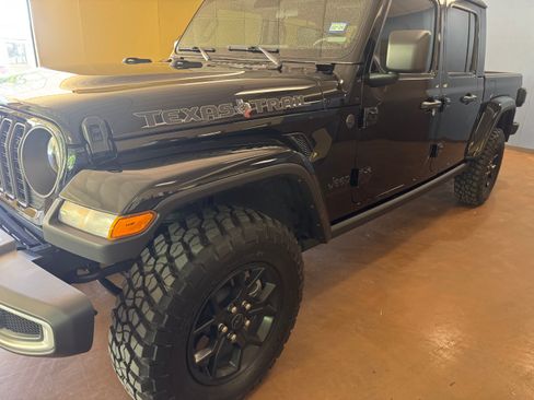 Used 2025 Jeep Gladiator Sport image 1