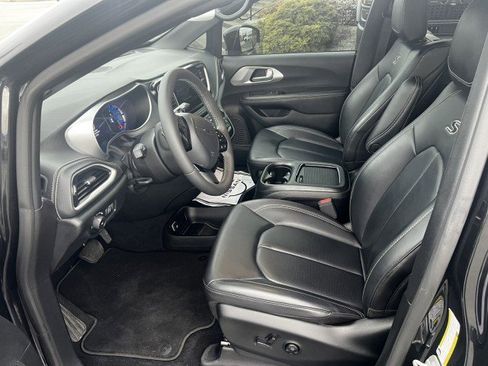 Used 2024 Chrysler Pacifica Select image 11