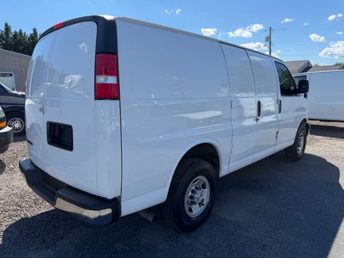 Used 2022 Chevrolet Express 3500 UNAVAIL RWD image 5