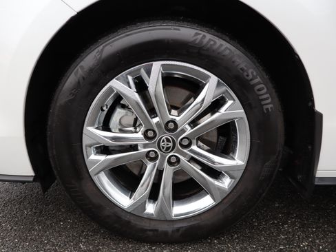 Used 2024 Toyota Sienna Platinum image 39