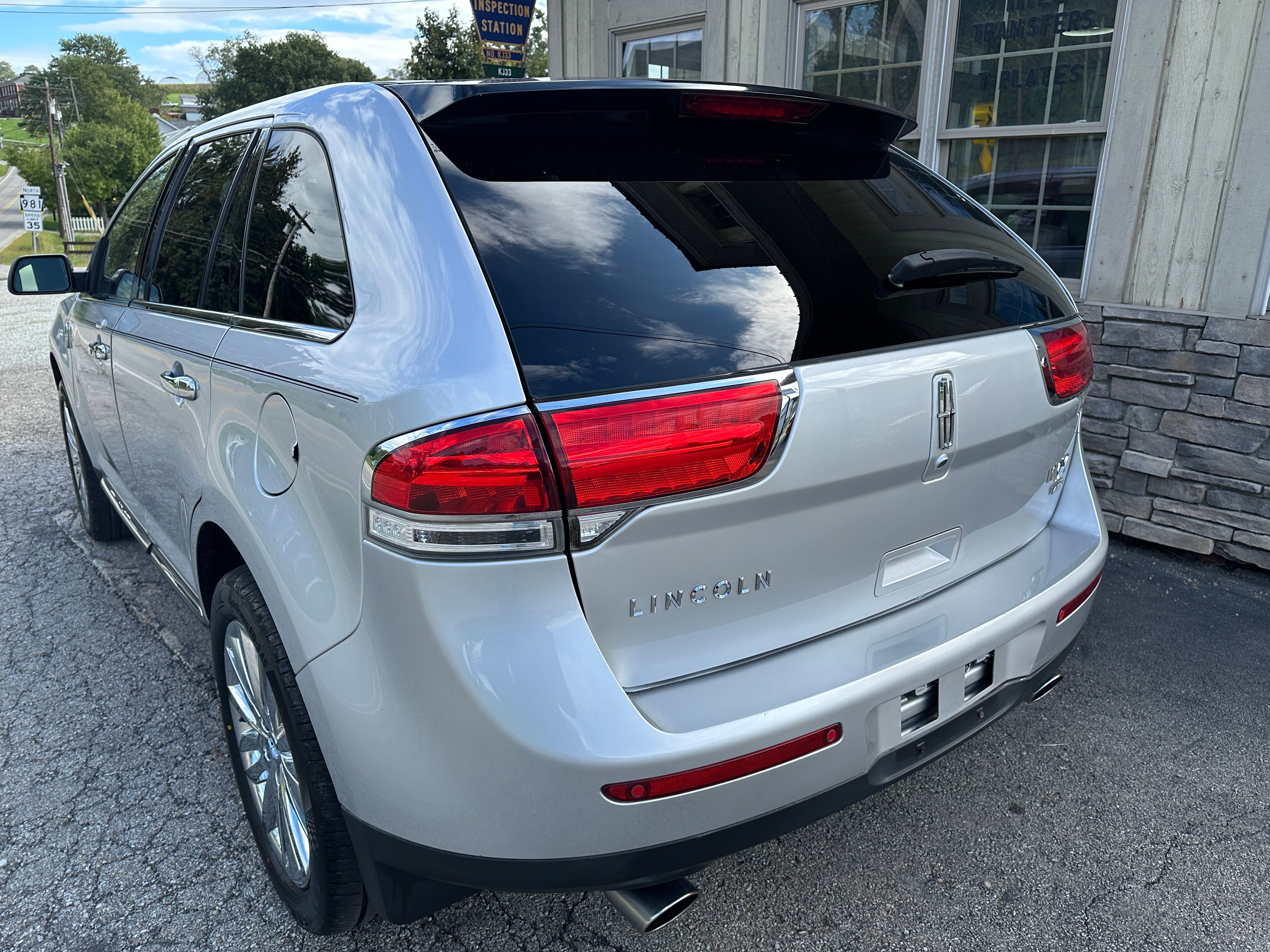 Used 2011 Lincoln MKX AWD image 8