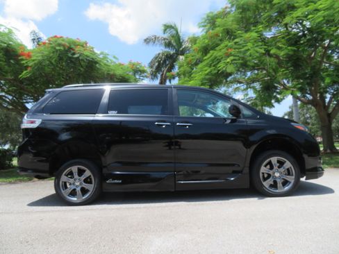 Used 2017 Toyota Sienna SE FWD image 8