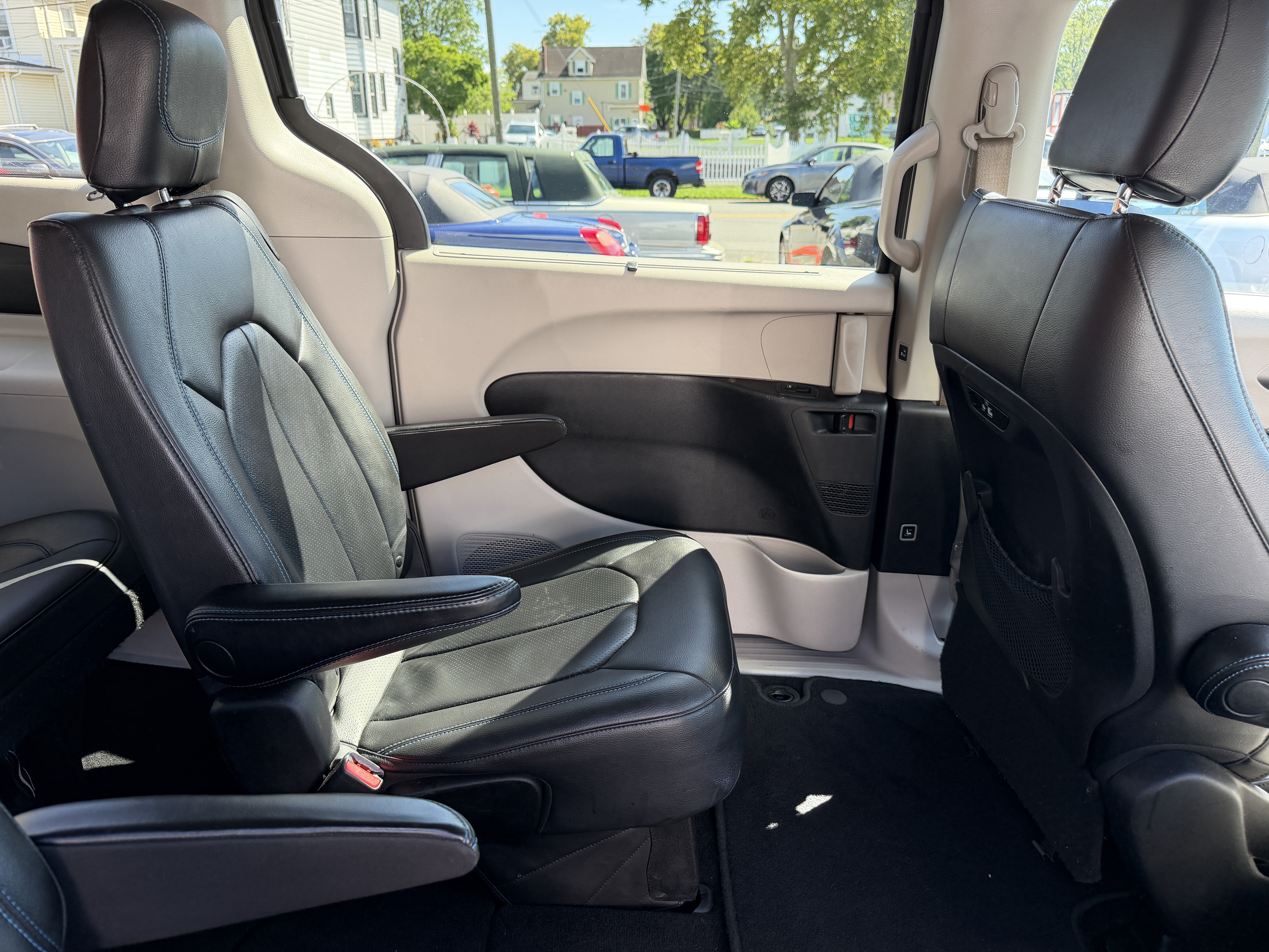 Used 2021 Chrysler Pacifica Touring-L FWD image 24
