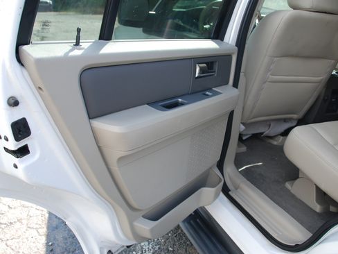 Used 2010 Ford Expedition XLT image 19